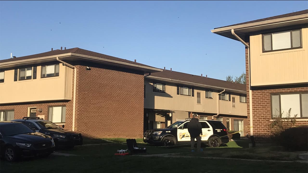 Según la denuncia penal de la policía, un hombre, identificado más tarde como Jorddan Thornton, recibió a un oficial que llegaba fuera de un apartamento y sostenía a un niño con lo que parecía ser una herida de bala en la cabeza.