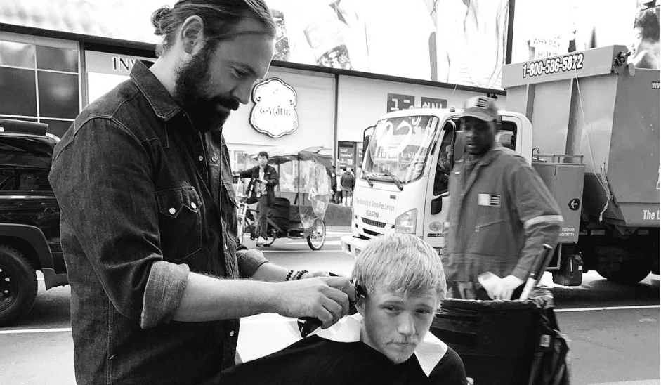 De estilista de estrellas de Hollywood a cortar el cabello a personas sin hogar
