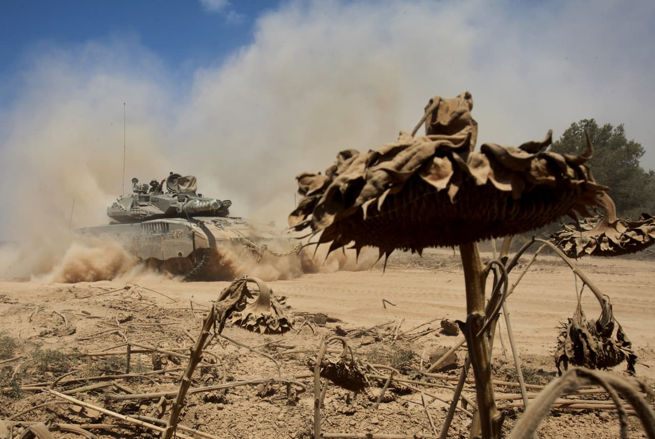 El Programa de las Naciones Unidas para el Medio Ambiente (PNUMA) señala que “en los últimos 60 años al menos el 40% de los conflictos internos han tenido alguna relación con la explotación de los recursos naturales, tanto por ser considerados de ‘mucho valor’, como madera, diamantes, oro, minerales o petróleo, como por ser escasos, por ejemplo, la tierra fértil y el agua”. (Foto de agosto de 2014)