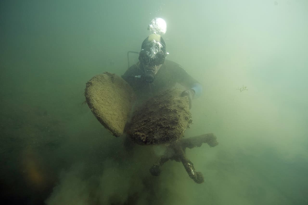 La basura generada por el hombre ha llegado a los rincones más remotos de la Tierra. Incluso en el fondo del océano, en profundidades de hasta 14,700 pies y en zonas muy alejadas de la costa, según alerta un estudio del Consejo Superior de Investigaciones Científicas de España. La fotografía de noviembre de 2015 muestra a un buzo en el puerto de Marsella que encontró una silla de escritorio en el fondo del mar.