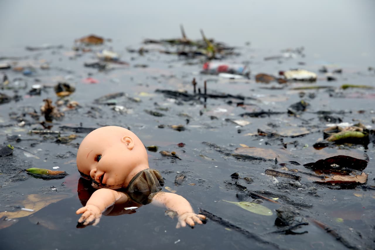 En la Bahía de Guanabara, Río de Janeiro, existen ríos donde desemboca la basura de todas las comunas aledañas. El Gobierno de Río se comprometió a limpiar el 80% de la contaminación y los residuos procedentes de la bahía antes de los Juegos Olímpicos de 2016, pero luego admitió que es posible que no lo logre a tiempo. Esta misma semana, el presidente del Comité Olímpico Internacional (COI), Thomas Bach, afirmó que el 60% de la superficie de agua de Río de Janeiro está "limpia".  (Foto de julio de 2015) 
