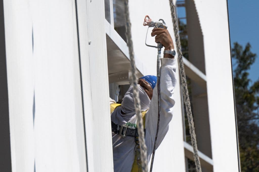 El Departamento de la Policía de Los Ángeles tiene 
<b><a href="https://www.univision.com/local/los-angeles-kmex/por-que-el-letrero-de-hollywood-se-ha-convertido-en-un-problema-para-los-residentes-del-area" target="_blank">un sistema de seguridad en la zona que detecta movimientos</a></b> y si llegaran intrusos al letrero. El acceso está prohibido y las personas que violen la ley se exponen a ser arrestados.