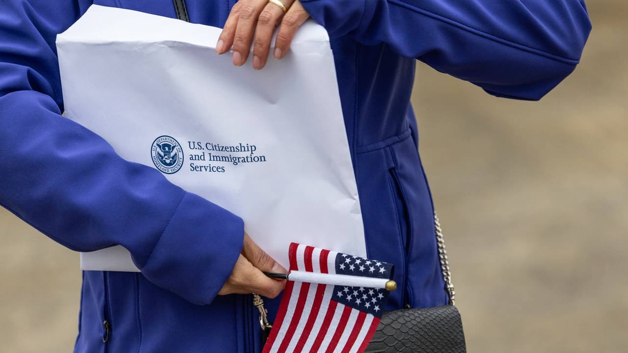 Cruzó la frontera sin papeles con su hija y tiene un novio que es ciudadano de EEUU: ¿qué puede hacer?