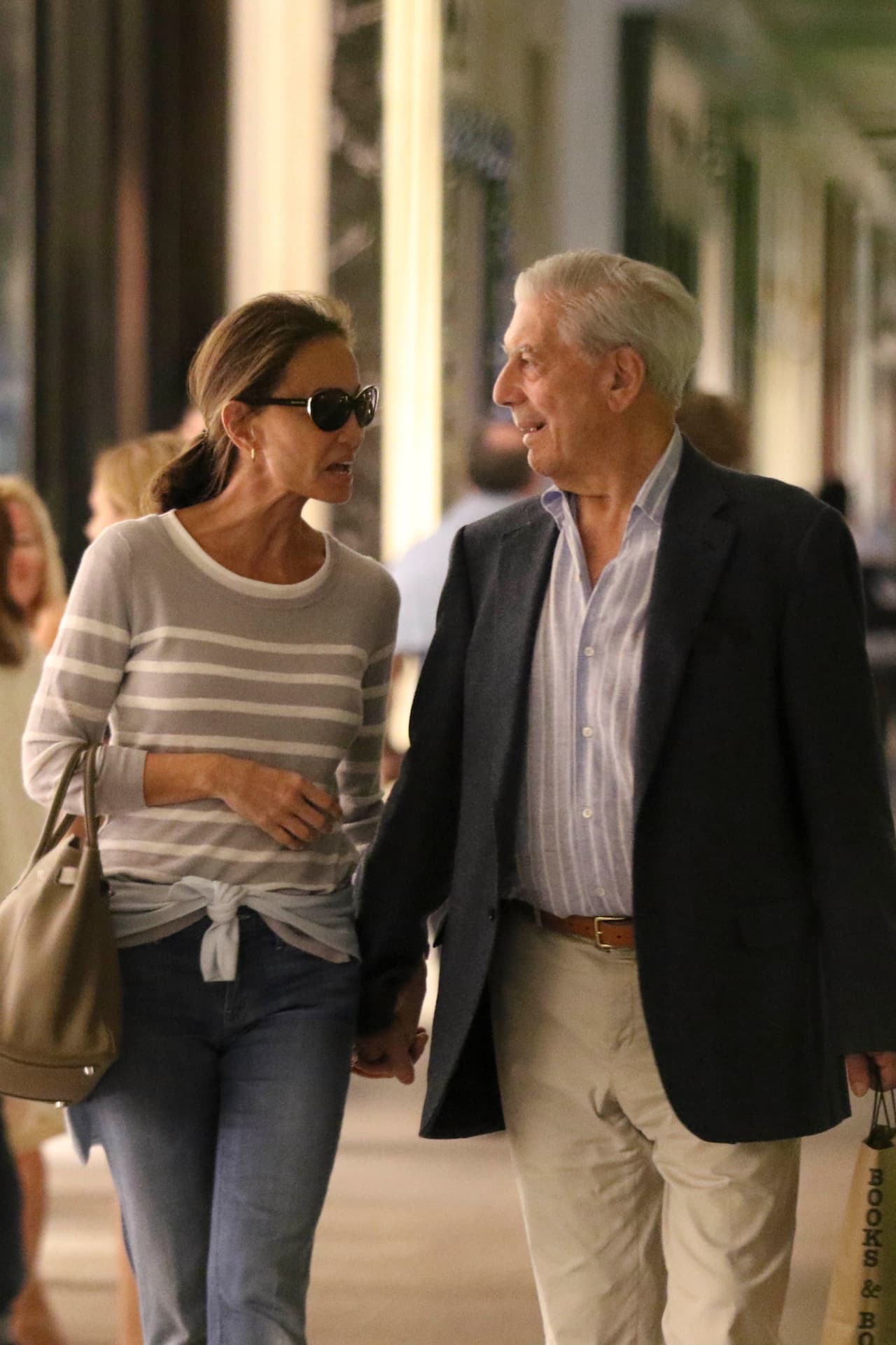 La pareja fue vista paseando por las calles de Miami.