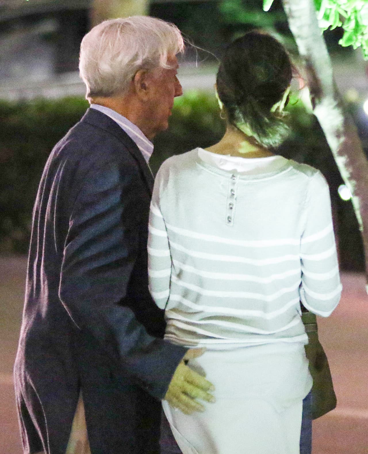 Y hasta la manita 'se le fue' al escritor.