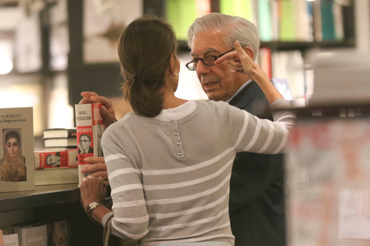 Con esas manitas alardeantes de Isabel, parecía que discutían.