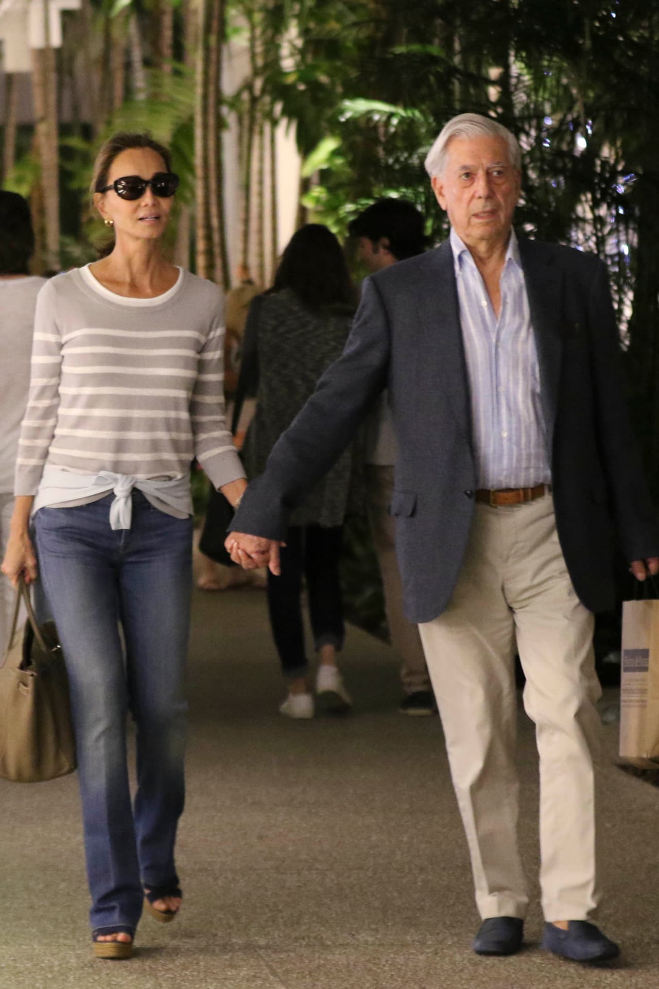 ¿Habrá boda entre el escritor de 79 años y la socialité de 64?