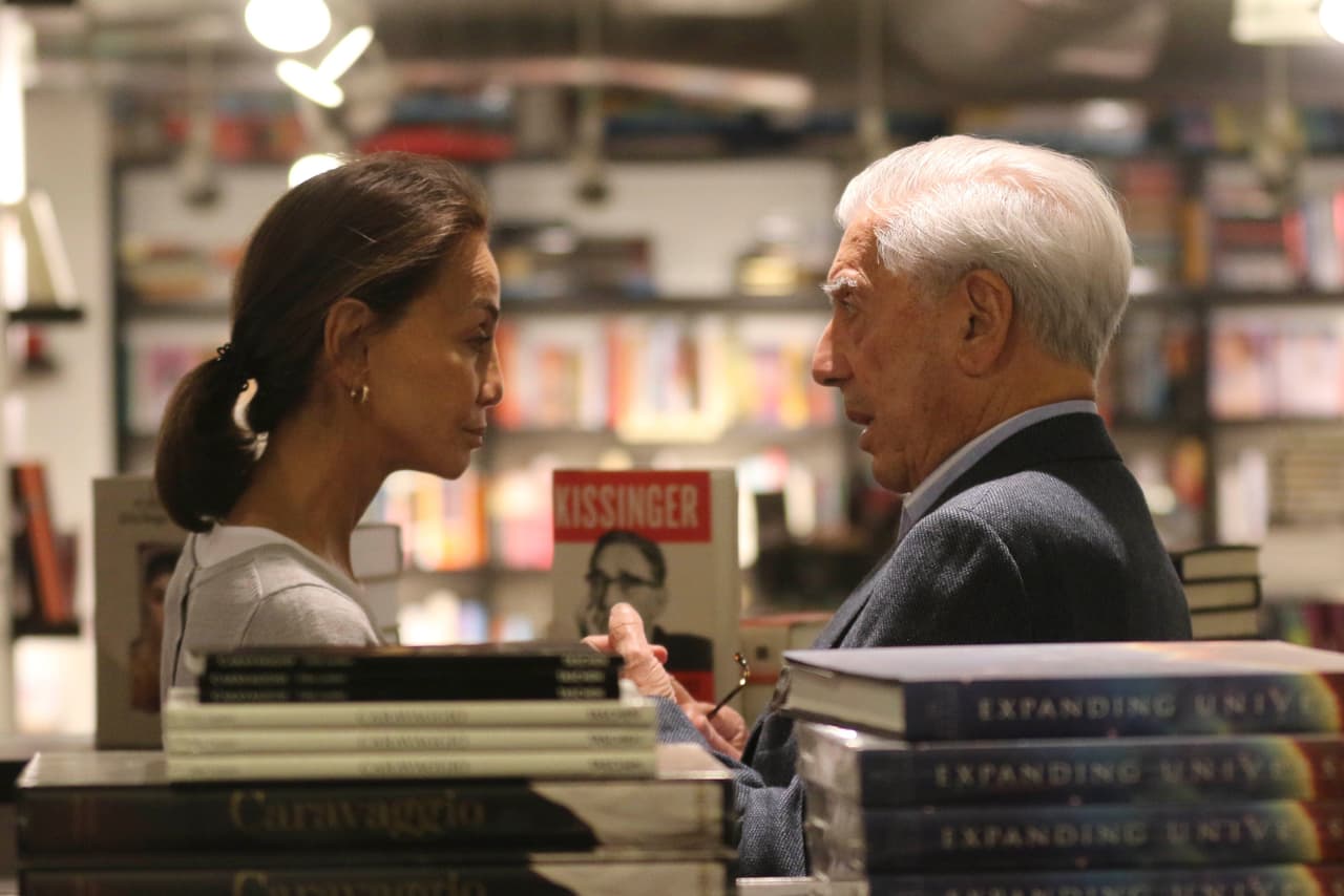 Ambos permanecieron en el lugar conversando.