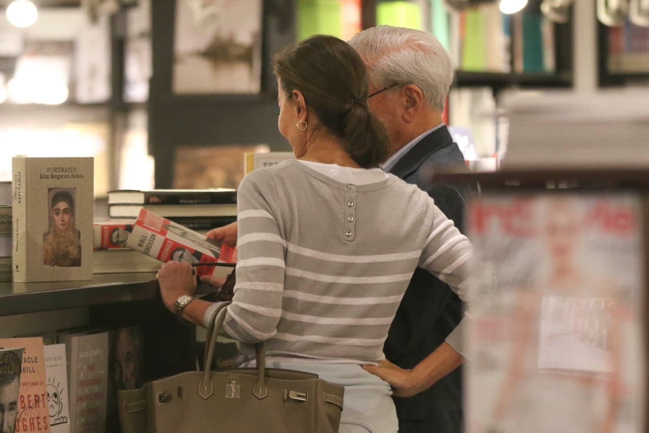 Ya que ambos sostuvieron uno mientras lo observaban y hablaban.