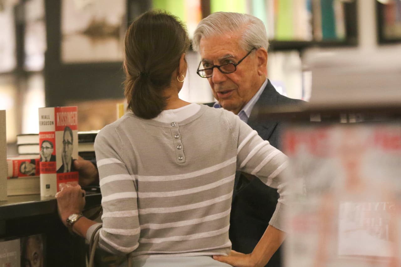 El escritor y su amada visitaron varias tiendas, pero se detuvieron en una librería.