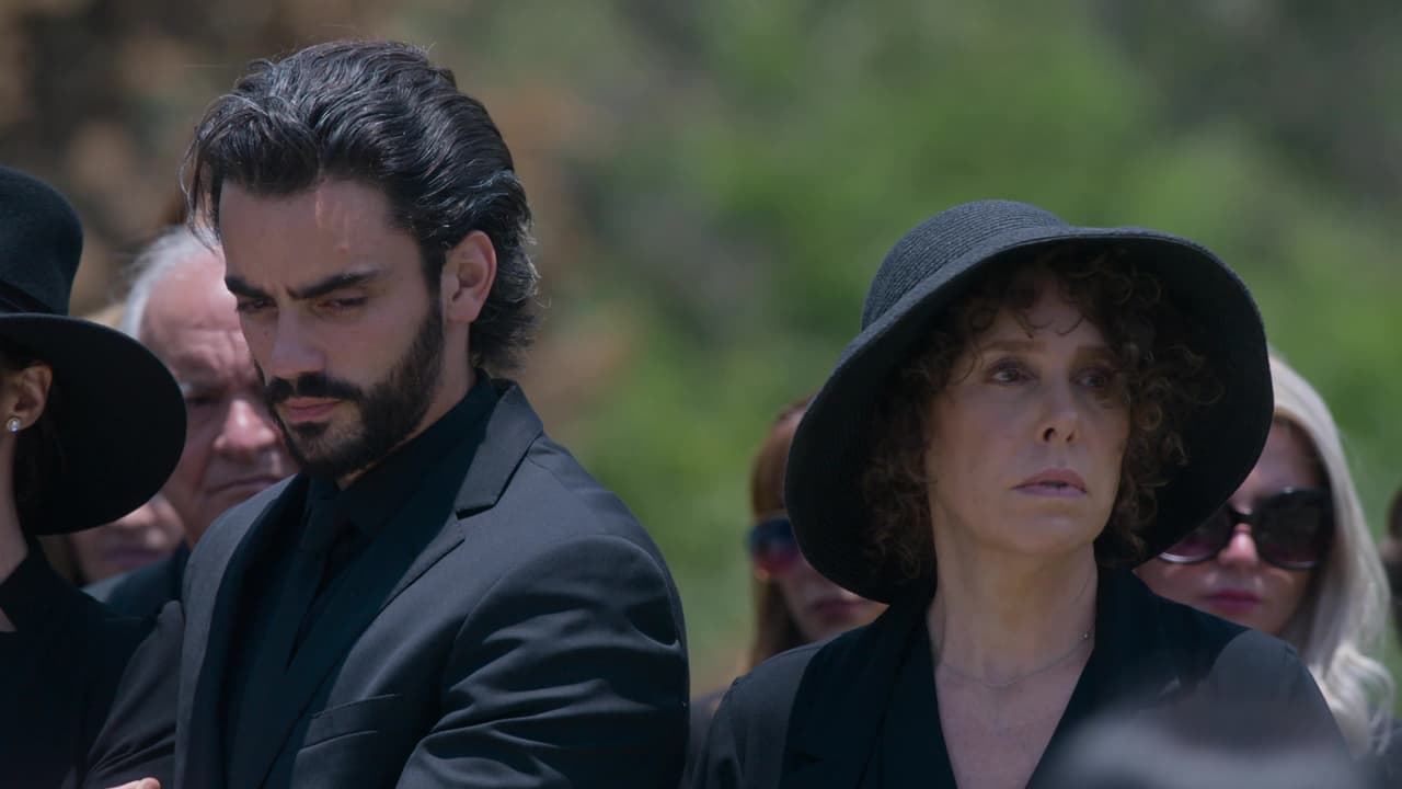 Desde el primer capítulo de Cuna de Lobos, Gélica dio muestra de su lealtad y fidelidad a la familia Larios, quien tiene uno de los consorcios de joyería y diamantes más importantes.