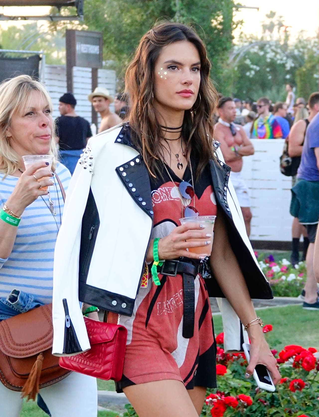 <b><a href="http://www.univision.com/entretenimiento/los-famosos-se-destapan-para-la-primavera-fotos">Alessandra Ambrosio</a></b>
<a href="http://www.univision.com/entretenimiento/los-famosos-se-destapan-para-la-primavera-fotos">,</a> quien celebró su cumpleaños en el marco de este evento, viste una túnica estampada, con la inconfundible lengua del Kiss y una chamarra de cuero de The Migthy Company.