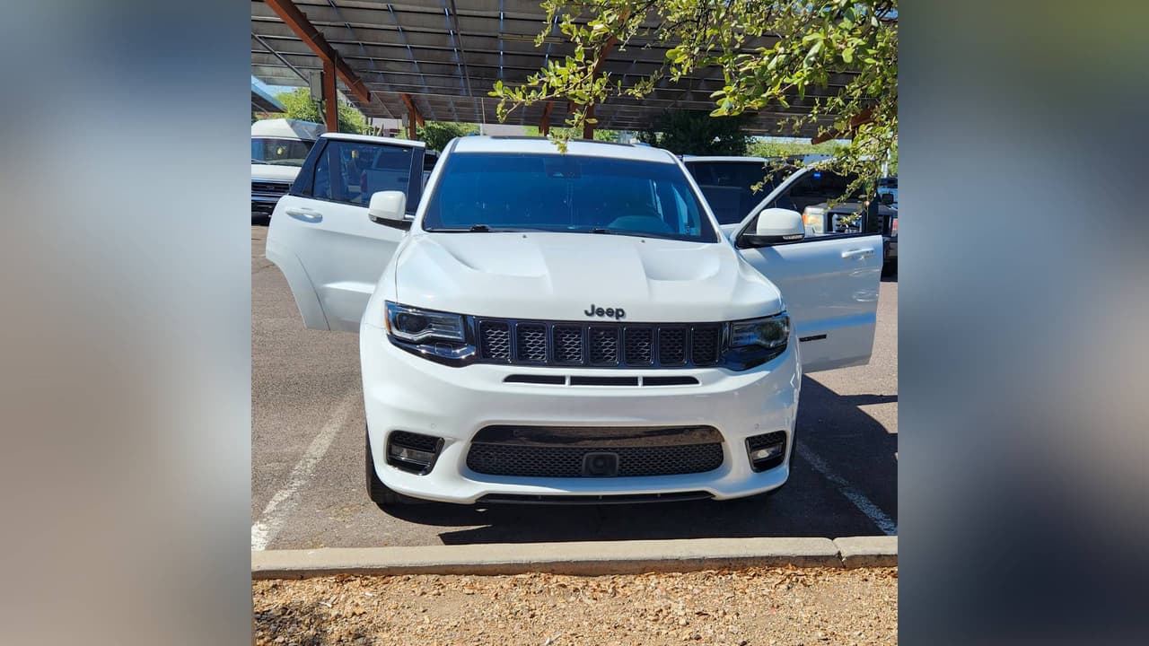 Los detectives también arrestaron a una mujer identificada como
<b>Dayanella Galdós Abarca, de 24 años, </b>quien trabajaba como un proveedor externo de la División de Vehículos de Motor (MVD) de Arizona por conspiración y esquemas fraudulentos.