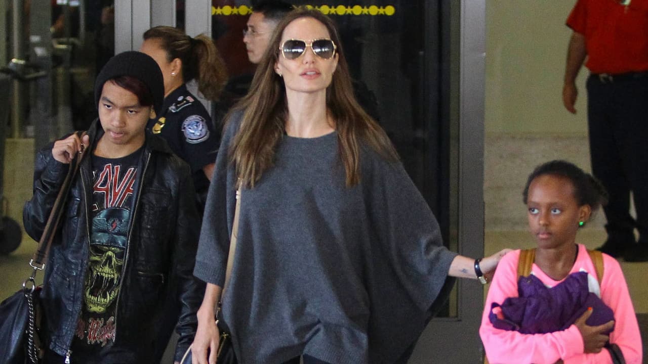 Hay muchos tipos de familia y lo más importante en ellas es el cariño y apoyo que existe entre sus miembros. 
<br>
<b>Dale play al video</b> para conocer a algunos famosos de talla internacional que adoptaron hijos: no tienen los mismos genes, pero sí comparten mucho amor.