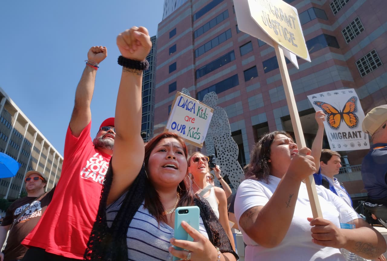 Aproximadamente 800,000 inmigrantes serán afectados por la decisión de Trump.