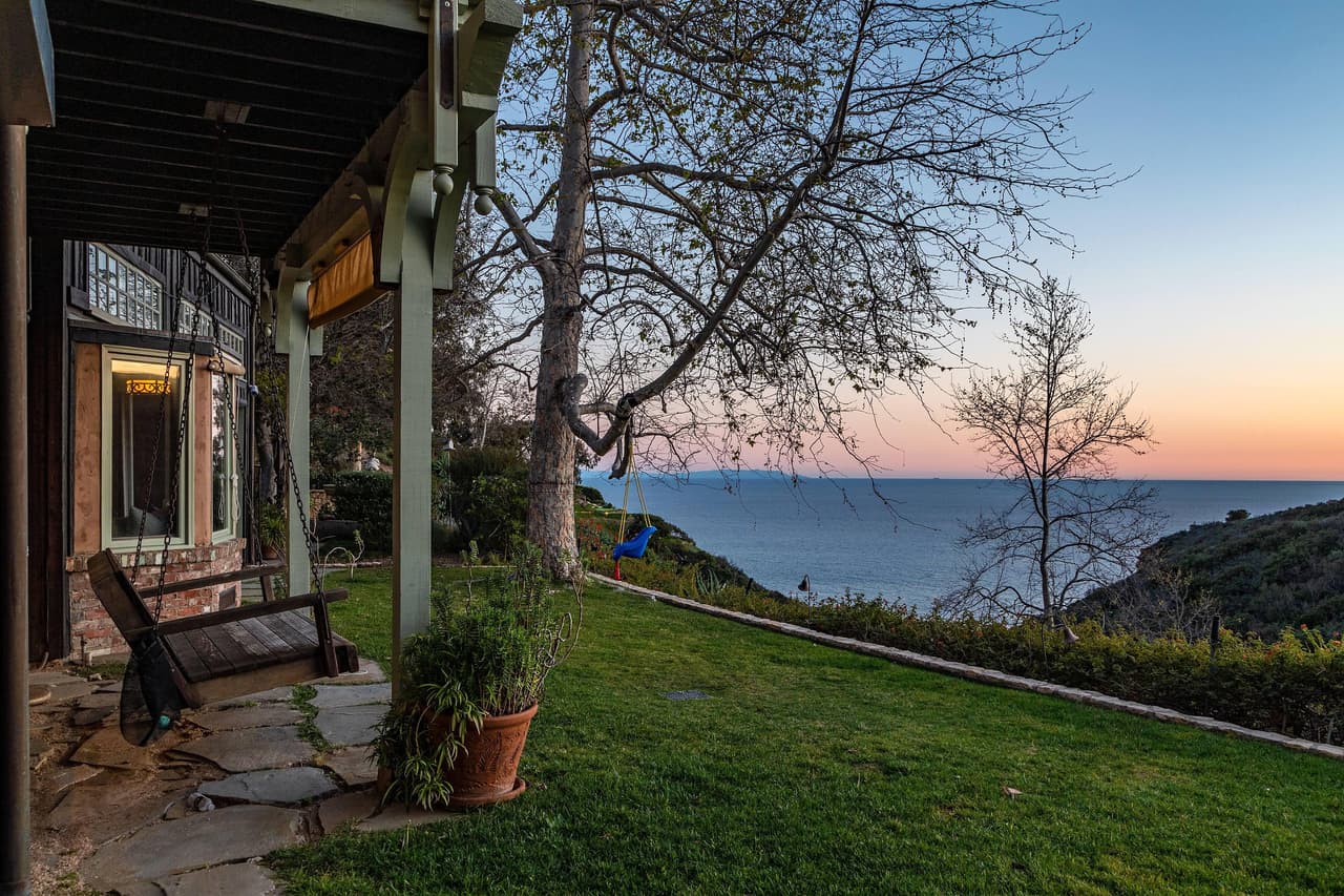 Uno de los árboles ya tiene el columpio esperando por un niño.