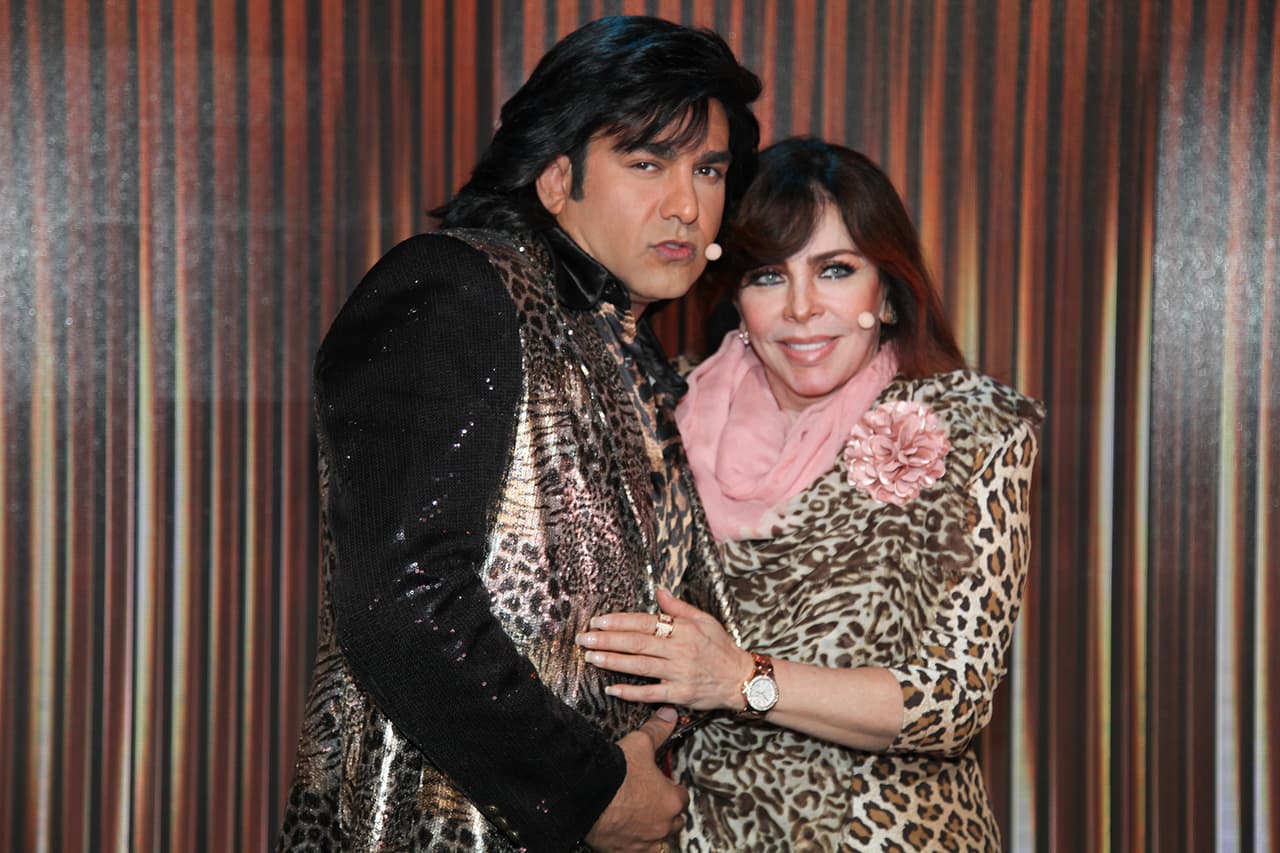 'La Vero' no fue la única que llegó presumiendo esta tendencia al show. Su amigo y compañero Albertano compartió la decisión de la primera actriz, y también portó un saco y una camisa del mismo estampado.