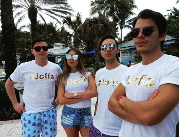 Gracias a las playeras con la combinación de nombres de los novios, Manolo dijo: "Así no nos perdemos".