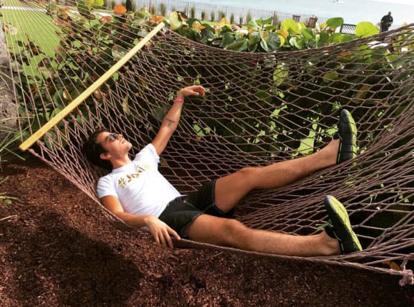 Manolo recalcó que la boda lo tenía muy "estresado"... en esta linda hamaca.