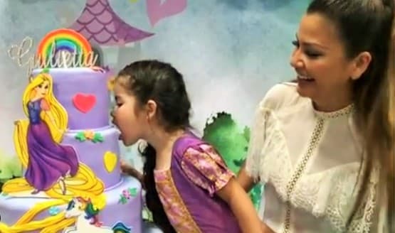 La tradicional mordida al hermoso pastel de cumpleaños conmovió a los invitados, ya que la pequeña disfrutó hacerlo junto a su mami Ana Patricia. “La parte favorita de Giulietta: morder el pastel y después la piñata”, escribió al pie de la foto la exreina de Nuestra Belleza Latina.
<br>