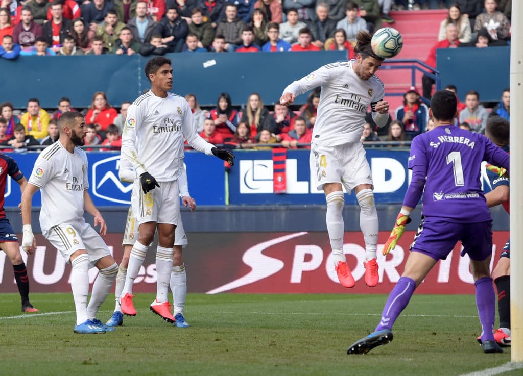 Isco, Sergio Ramos, Lucas Vázques y Jovic dieron la victoria al Real Madrid sobre el Osasuna 4-1. Un acto que llamó la atención fueron las carteras que los fanáticos del Osasuna aventaron al campo como protesta hacia la directiva del club.