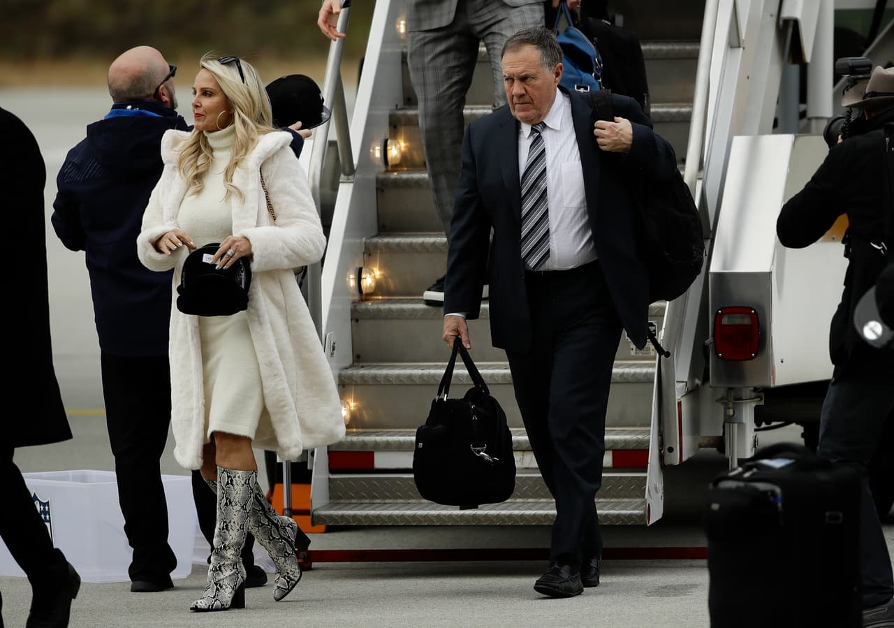 El arribo del cerebro de los Patriots, el entrenador Bill Belichick, quien busca su sexta corona.