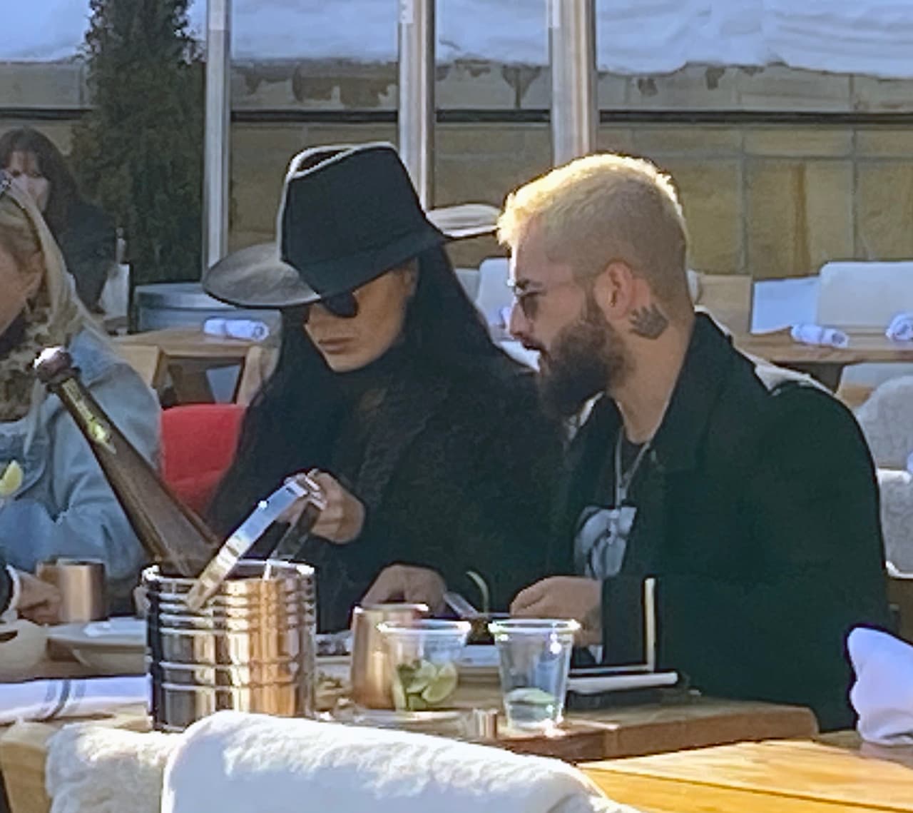 Algunos testigos informaron que el cantante y la modelo bailaron "al ritmo de una de sus canciones que se escuchaba por los altavoces del resort".