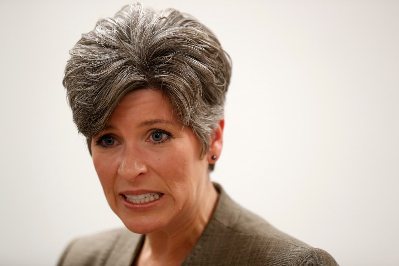 La senadora Joni Ernst habla con la prensa en Charles City, Iowa, el 21 de septiembre del 2017. Ernst dijo sentirse "extremadamente decepcionada" con la actitud de Donald Trump y la Casa Blanca hacia las denuncias de abusos que pesan sobre algunos de sus empleados. (AP Photo/Charlie Neibergall, File).