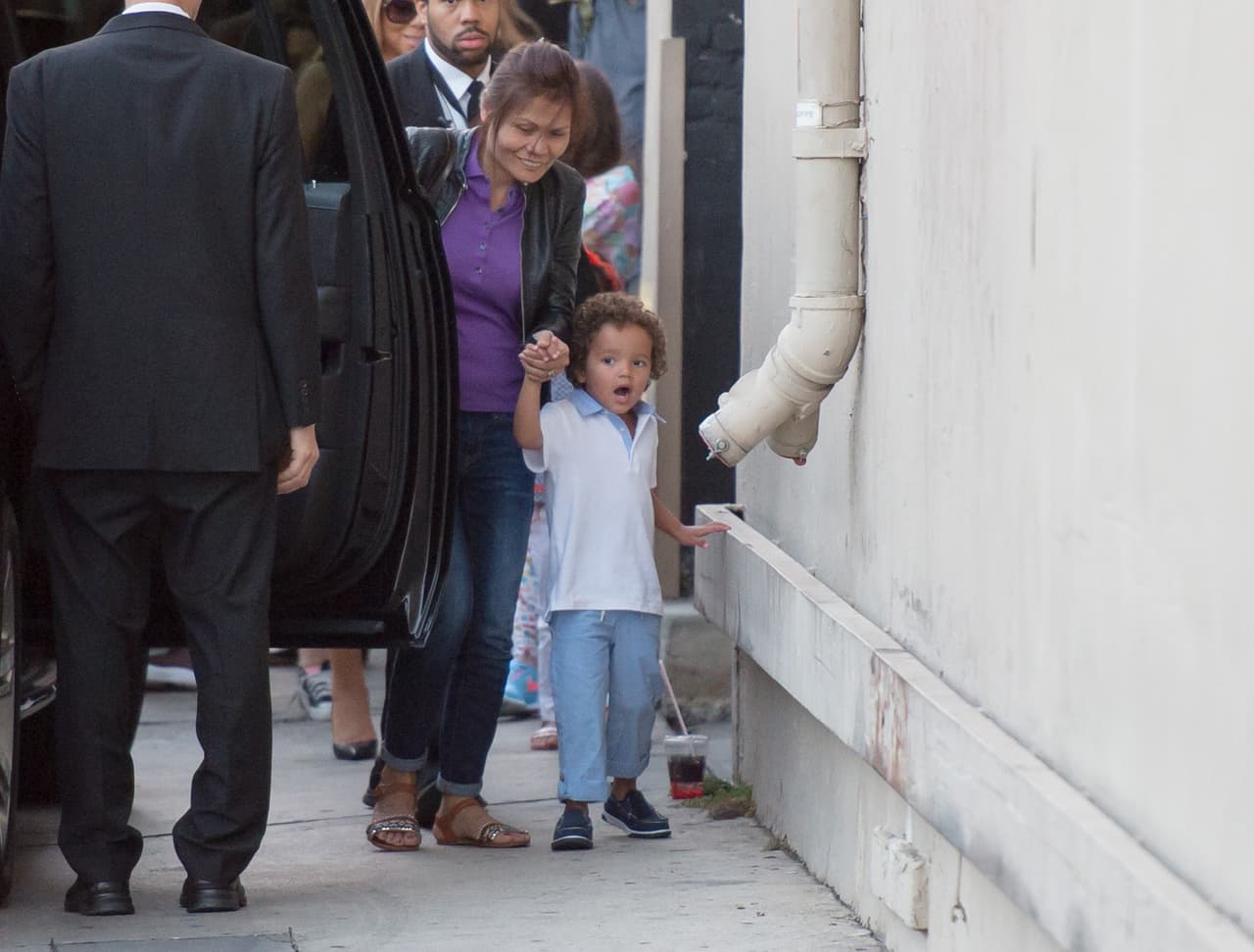 Lo cierto es que los pequeñitos disfrurtan al máximo salir con Mariah de paseo.