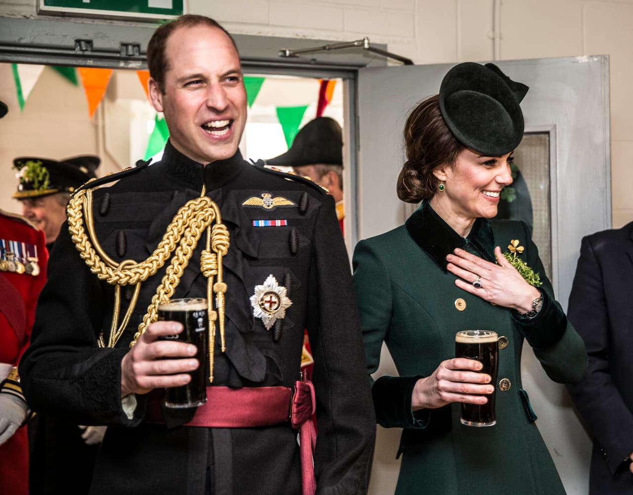 Kate y William con el Primer Batallón de las Guardias Irlandesas durante el Día de San Patricio, el viernes 17 de marzo, 2017.