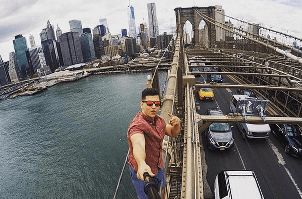 Enfrenta cargos por tomarse selfie en Brooklyn Bridge