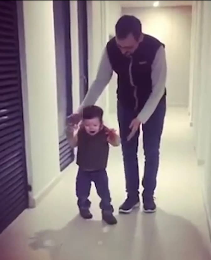 Sin embargo, a pesar de haber firmado una carta para no reanimarlo con la idea de dejarlo descansar en paz, el niño sobrevivió y, con mucha paciencia y terapia, 
<b>pudo volver a caminar. </b>
<br>