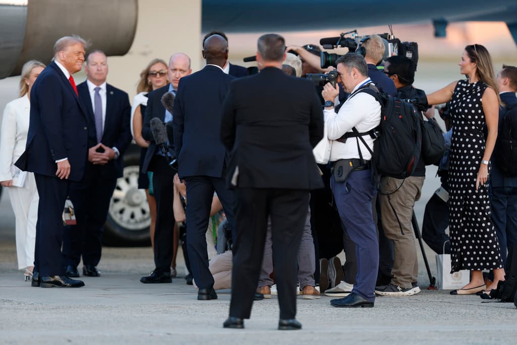 Trump amenaza con revocar la licencia a las televisiones que hagan cobertura “negativa” de él