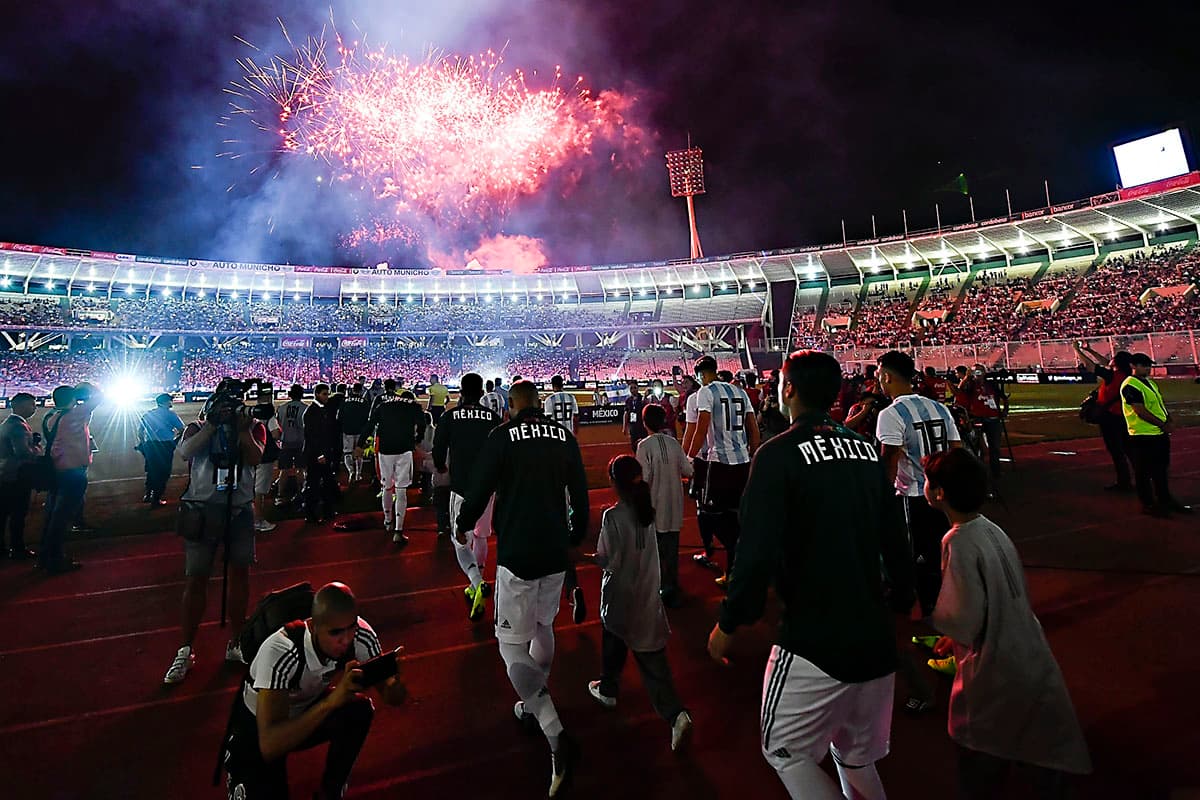 La salida de Argentina y México estuvo adornada por un impresionante espectáculo de fuegos pirotécnicos en el Estadio Mario Alberto Kempes de Córdoba.