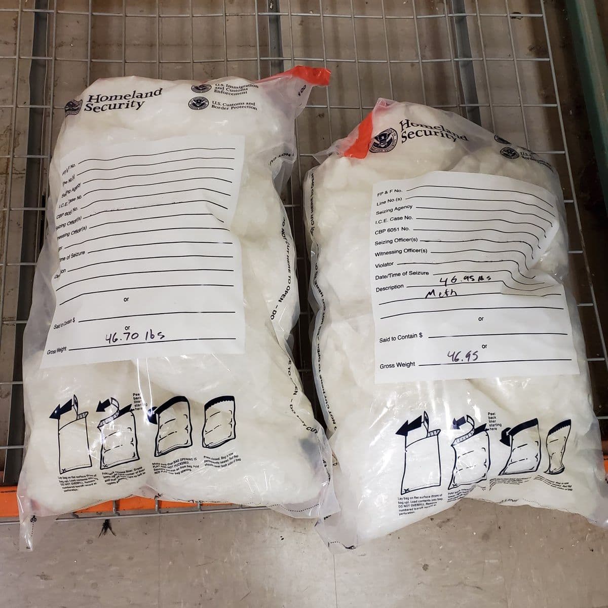 Con el uso de tecnología y el apoyo de un perro entrenado K9, agentes de la Patrulla Fronteriza asignados a la estación de Ajo arrestaron a dos inmigrantes al este de Lukeville, Arizona. En las mochilas que cargaban llevaban grandes paquetes que contenían metanfetamina. El peso combinado excedió las 93 libras.