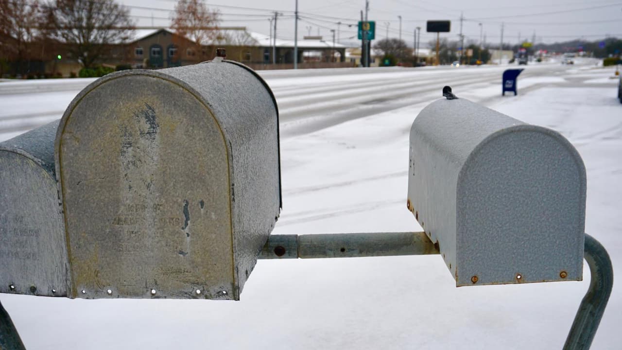 Permanecer en su hogar y fuera de las carreteras es un buen comienzo para protegerse en caso de una tormenta invernal, pero recuerde que también puede enfrentar riesgos en el interior. Tome medidas adicionales para asegurarse de que su hogar está adecuadamente caliente.
<br>