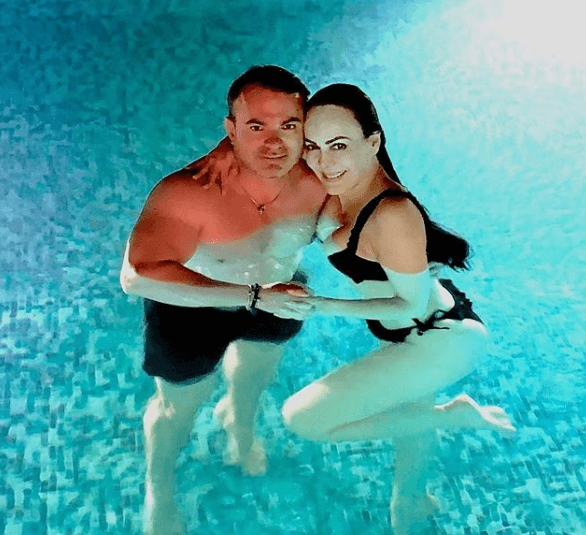En la vida real, Maribel Guardia está casada, desde hace casi 20 años, con 
<b>Marco Chacón</b>, también de origen costarricense, quien actualmente es el principal promotor de la carrera artística de 
<b><a href="https://www.univision.com/temas/julian-figueroa" target="_blank">Julián Figueroa</a></b>, el hijo que la actriz tuvo con 
<b><a href="https://www.univision.com/temas/joan-sebastian" target="_blank">Joan Sebastian</a></b>.