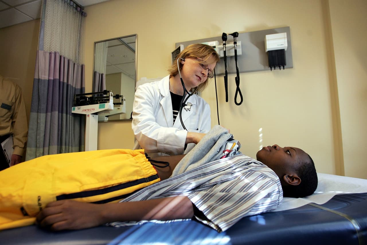 Comité del Senado aprueba ley para renovar el programa de seguros para niños CHIP por cinco años 