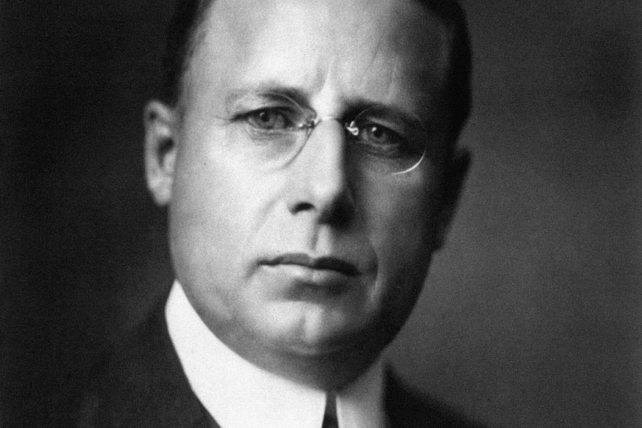 <b>Puesto 8. Familia Cox.</b>
<br>
<br>• Patrimonio: 34,400 millones de dólares.
<br>
<br>• Cambio desde 2015: igual.
<br>
<br>• Origen de la riqueza: medios.
<br>
<br>La familia Cox es heredera de la compañía de medios fundada por James M. Cox en 1898 (en la fotografía). En 1965 la empresa se incorporó al negocio de compra y venta de autos usados y obtuvo ingresos por 21,100 millones de dólares en 2019.