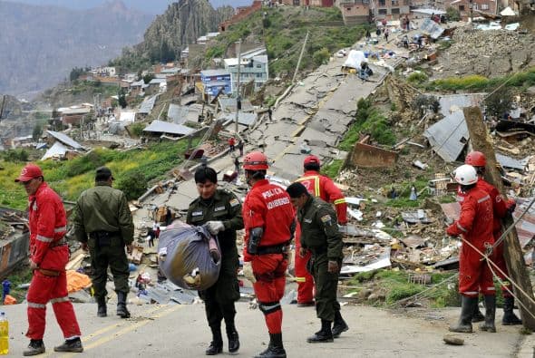Los equipos de rescate siguen trabajando en la zona del desastre.