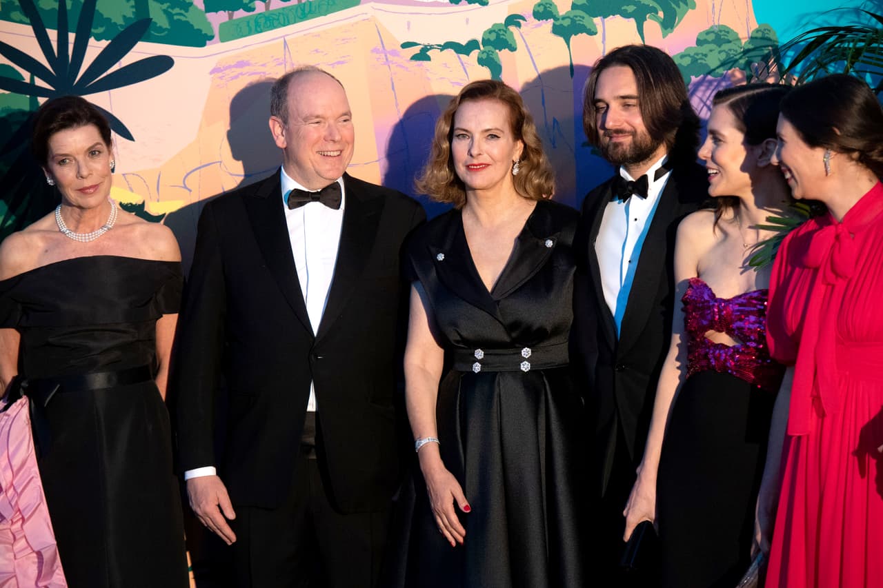 <b><a href="https://www.univision.com/entretenimiento/realeza/la-princesa-carolina-de-monaco-confirma-que-nacio-su-septimo-nieto-hijo-de-carlota-casiraghi">Carolina de Mónaco</a> y Carole Bouquet</b>, madres de los novios, tienen una amistad cercana de muchos años y han compartido experiencias de vida similares, pues ambas quedaron viudas al cuidado de sus hijos pequeños.