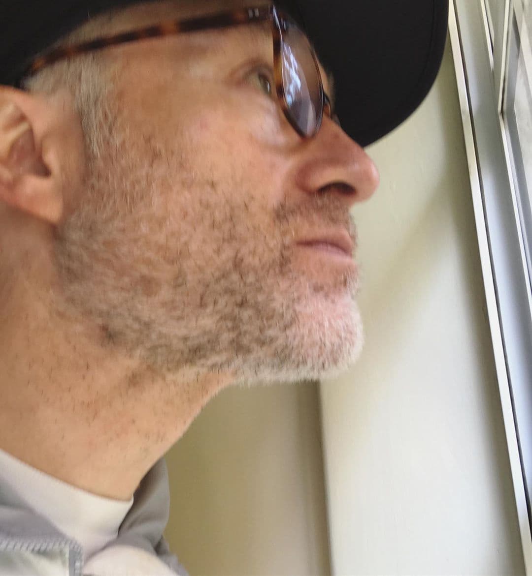 “Después de una intensa temporada de trabajo, empecé a sentir fuertes dolores de cabeza y mareos, por lo que acudí al hospital para hacerme un examen médico”, comentó el actor en el escrito.