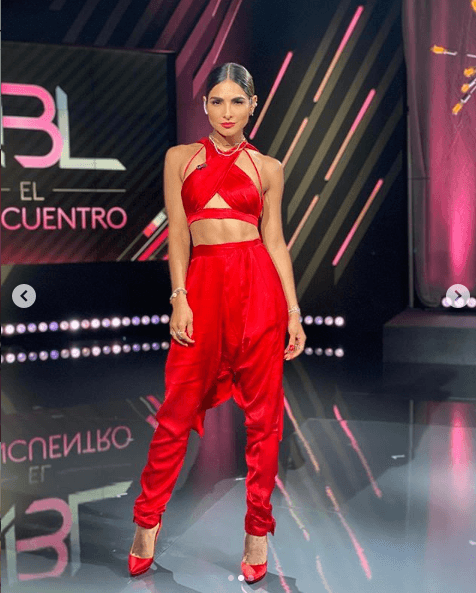 El top y el pantalón a la cintura, hicieron lucir espectacular a Alejandra en el estreno de NBL El Reencuentro. La joyería estuvo a cargo de la marca Wish Jewelry.