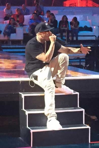 Nicky Jam llegó a los ensayos y algunas de sus fans aprovecharon para tomarle esta foto.