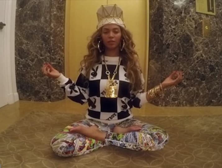 Hasta en los videoclips comparte sus inigualables habilidades como 'yogui'.