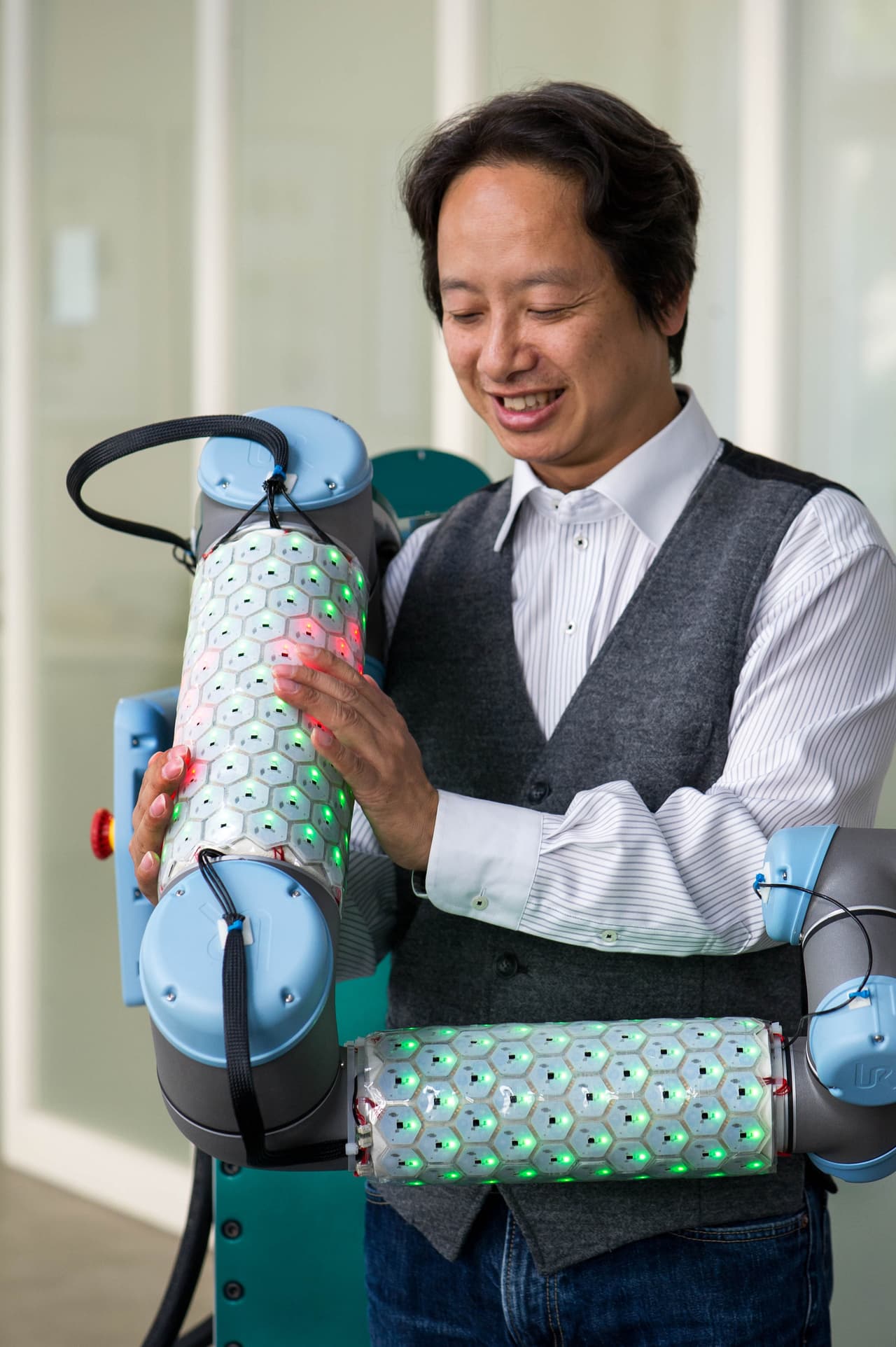 El proyecto fue liderado por el profesor 
<a href="http://www.professoren.tum.de/en/cheng-gordon" target="_blank">Gordon Cheng, </a>quien junto a su equipo diseñó una piel conformada por células hexagonales de una pulgada de diámetro, aproximadamente del tamaño de una moneda de cuarto de dólar. Cada célula lleva un microprocesador y sensores para detectar contacto, aceleración, proximidad y temperatura, lo que permite a los robots percibir su entorno con mucho mayor detalle y más sensibilidad.