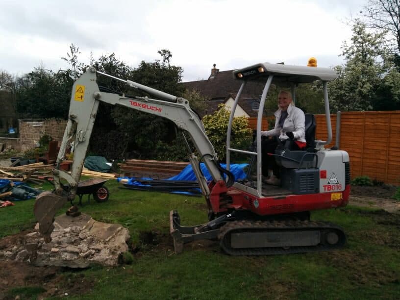Pero ella olvidó todo y realizó el sueño de su vida: hacer una casa fantástica de cinco dormitorios.