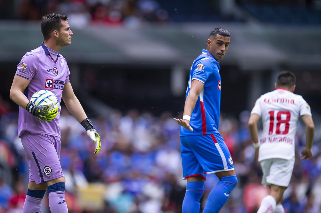 Toluca retomó el liderato del Apertura 2022 al imponerse a Cruz Azul en un partido protagonizado por el arbitraje.
