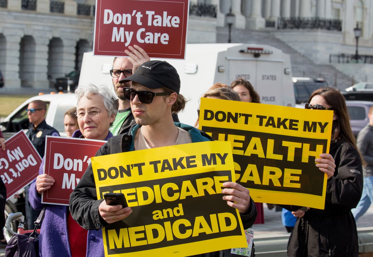 ¿Qué cambios hay entre Obamacare y el plan aprobado por los republicanos de la Cámara Baja?