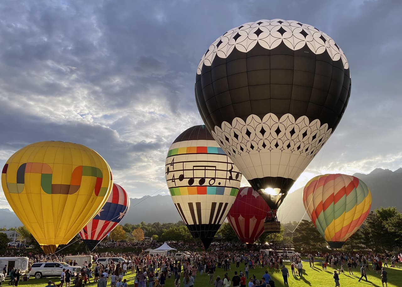 Los participantes prepararon desde muy temprano sus globos con ayuda de personas del público que se sumaron a esta emocionante tarea.